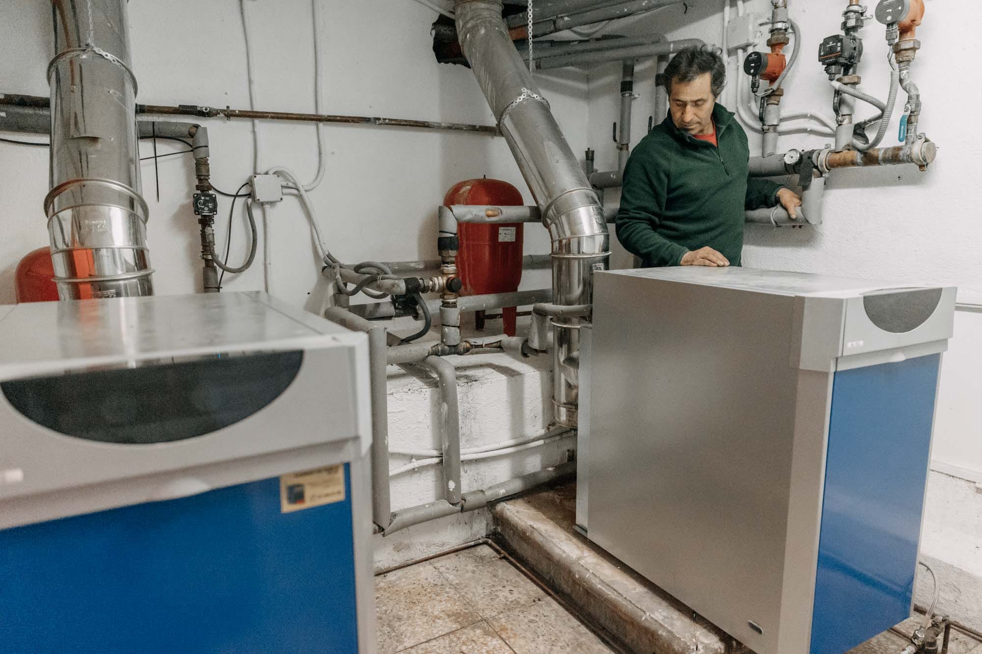 Tipos de calderas: ¿Cuál es la mejor opción para tu hogar? 2 técnico de instalación de calderas de gasoil