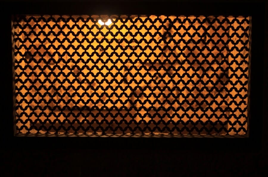 Reparación de calderas de gasoil: soluciones profesionales para recuperar tu calefacción 2 rejilla metálica iluminada del quemador de una caldera de gasoil