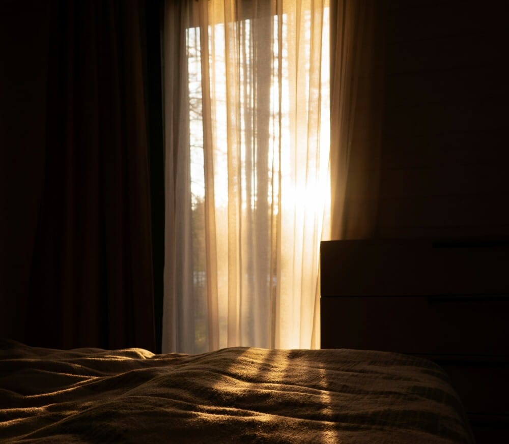 ventana con luz natural del sol instalación-de-aerotermia-vivienda-unifamiliar