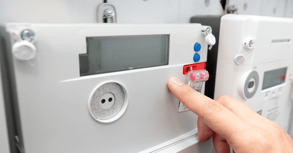 consumo aerotermia medidor revisado por una persona