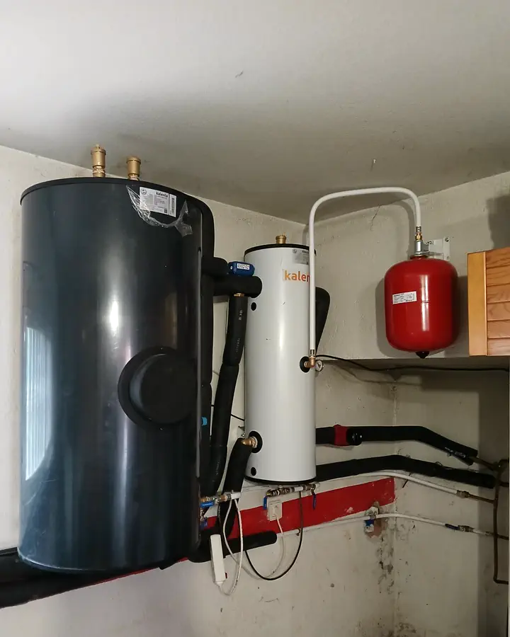 Instaladores de calefacción en Becerril de la Sierra 5 Depósito de inercia y acumulador de aerotermia con vaso de expansión en un cuarto técnico. Instalación de Guzmán Calefacción