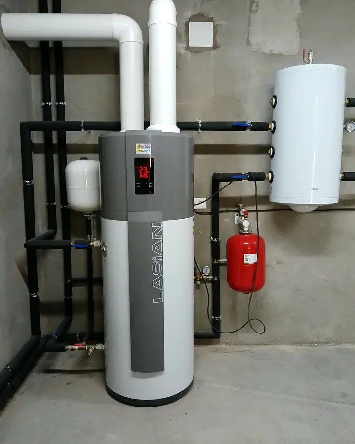 Bomba de calor Lasian para agua caliente sanitaria instalada en un cuarto técnico. Instalación de Guzmán Calefacción