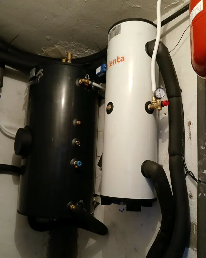 Instaladores de calefacción en Collado Mediano 5 Depósito de inercia negro y acumulador Kalenta con tuberías aisladas. Instalación de Guzmán Calefacción