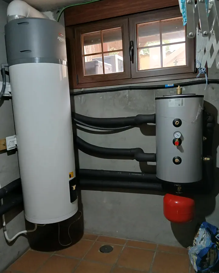 Bomba de calor para agua caliente y depósito de aerotermia en un cuarto de instalaciones. Instalación de Guzmán Calefacción