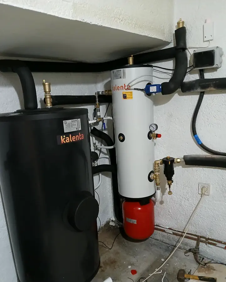 Depósito de inercia Kalenta y acumulador de agua caliente en un cuarto de instalaciones. Instalación de Guzmán Calefacción