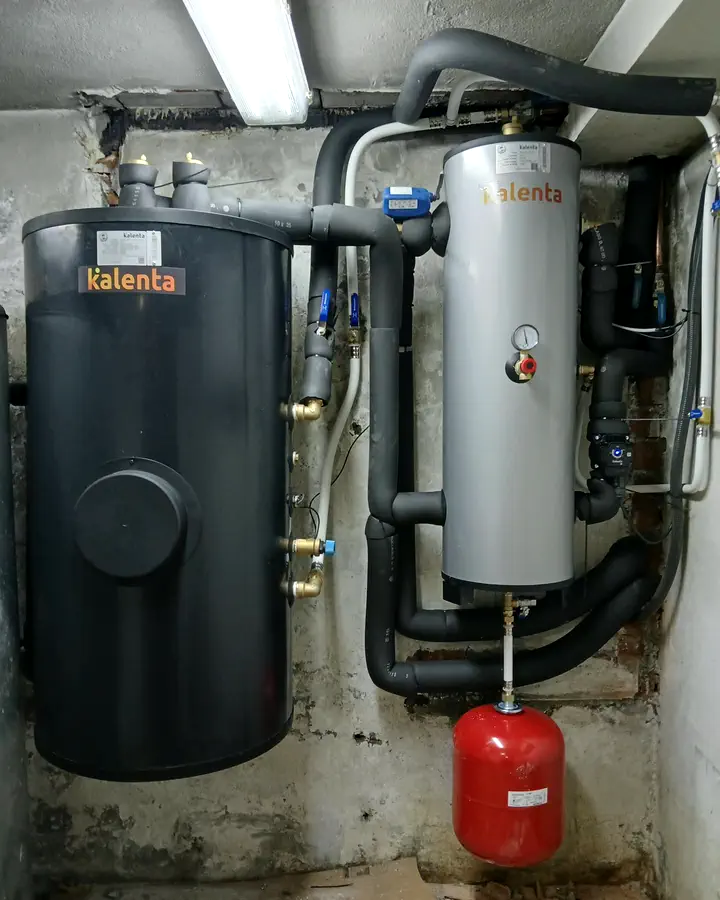 Depósito de inercia y acumulador de agua caliente Kalenta instalados en una sala de calderas. Instalación de Guzmán Calefacción
