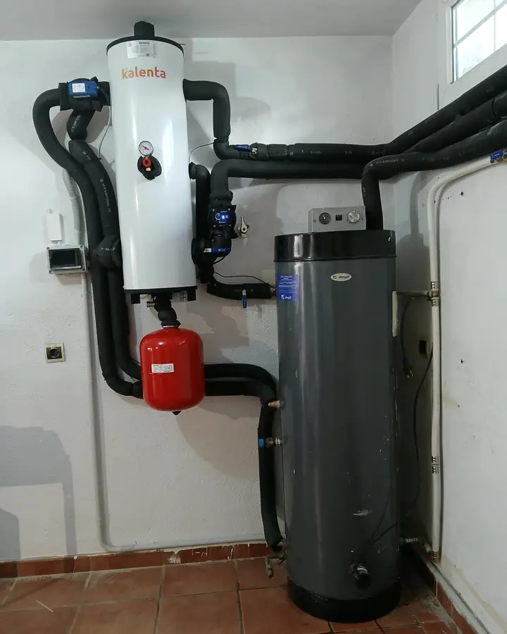 Instaladores de calefacción en Navacerrada 5 Módulo hidráulico Kalenta de aerotermia y depósito de agua caliente en un cuarto con suelo de barro. Instalación de Guzmán Calefacción